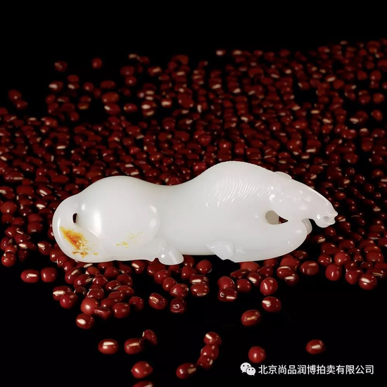 　　　02757号拍品 陈良 新疆和田玉籽料一马当先把件 　　规格：9.3×2.5×3.2cm 　　重量：95g 　　白度：羊脂 　　脂份：极高 　　密度：极好 　　款识：良 　　起拍价：RMB 250000
