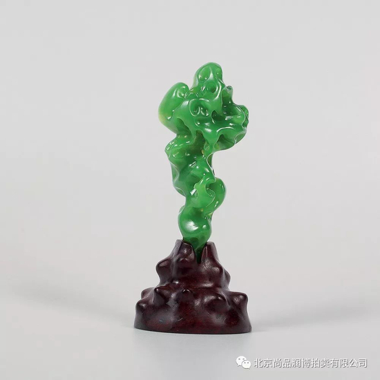 　　02781号拍品 王自浩 和田玉苹果绿太湖石摆件 　　规格：8.4×3.7×2.3cm 　　重量：47g 　　白度：苹果绿 　　脂份：高 　　密度：好 　　起拍价：无底价