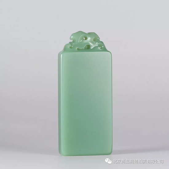 　　02795号拍品 陆宜南 和田玉苹果绿太湖石牌 　　规格：7.7×3.0×1.0cm 　　重量：55g 　　白度：苹果绿 　　脂份：极高 　　密度：无结构 　　款识：宜南 　　起拍价：无底价