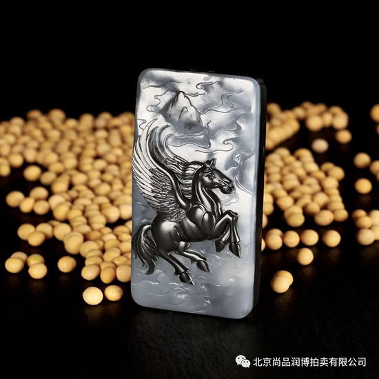 　　　02753号拍品 万德旭 新疆和田玉籽料天马牌 　　规格：8.3×4.4×1.3cm 　　重量：106g 　　白度：青花 　　脂份：高 　　密度：好 　　款识：卓、誉 　　起拍价：RMB 250000