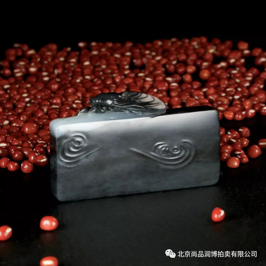 　　02800号拍品 冯钤 新疆和田玉青花籽料等风插屏 　　规格：7.0×4.2×1.2cm 　　重量：77.8g 　　白度：青花 　　脂份：高 　　密度：好 　　款识：冯 　　起拍价：无底价