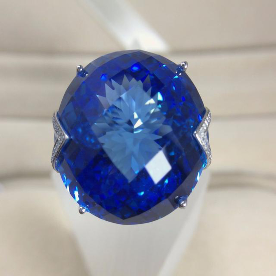18K金镶天然大托帕石戒指