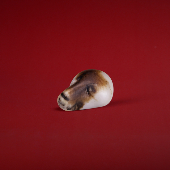　　新疆和田玉籽料奇石天狗 　规格：2.8×1.8×1.4cm 　重量：10g 　白度：羊脂 　脂份：极高 　密度：无结构 　RMB：10000000-18000000