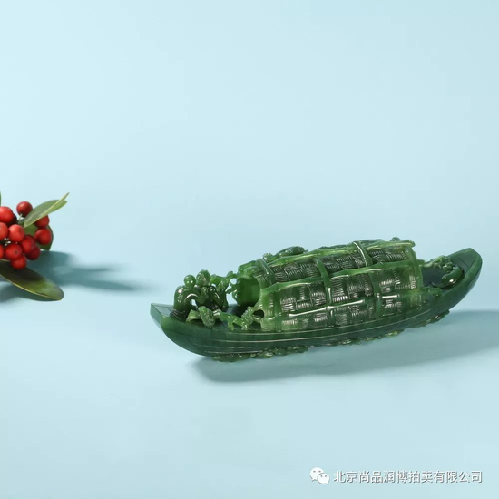 　　03001 　张焕庆 中国玉石雕刻大师 　张焕庆 和田玉碧玉一帆风顺摆件 　规格：18.0×5.0×5.0cm 　重量：439g 　白度：碧玉 　脂份：高 　密度：好 　款识：焕 　RMB：58000-78000
