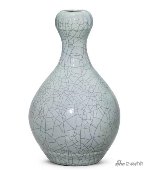 仿哥釉莲瓣蒜头瓶 　　“大清乾隆年制”六字三行篆书款，乾隆本朝 　　高40.2cm