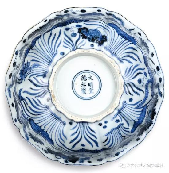 　　明 宣德 景德镇窑 青花鱼藻纹十棱葵口大碗 底图 香港Sotheby‘s 2017春 “鱼豫幽蓝”专场 Lot：101