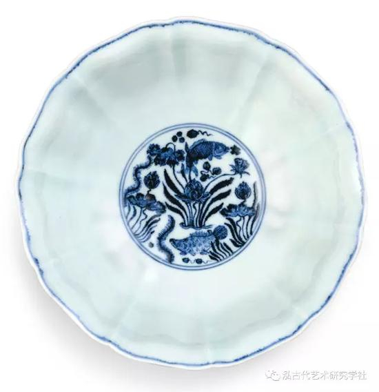 　　明 宣德 景德镇窑 青花鱼藻纹十棱葵口大碗 俯视图 香港Sotheby‘s 2017春 “鱼豫幽蓝”专场 Lot：101