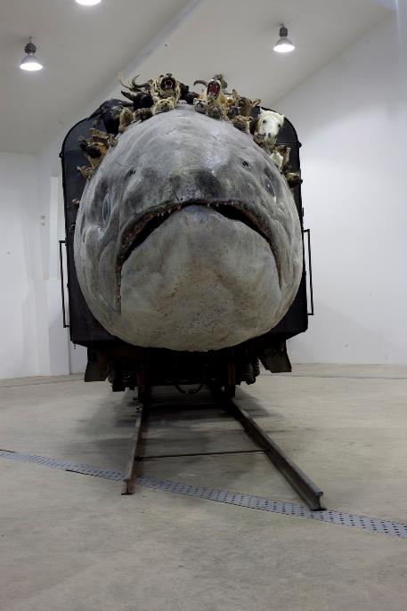 “轨迹”展览现场黄永砅《专列》，2011年3月当代唐人艺术中心重要展览的重要作品，作品被民生现代美术馆收藏