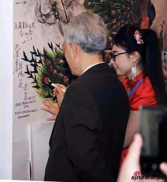 朱文泉司令在陈鸿孔雀作品题词，孔雀皇后陈鸿小友