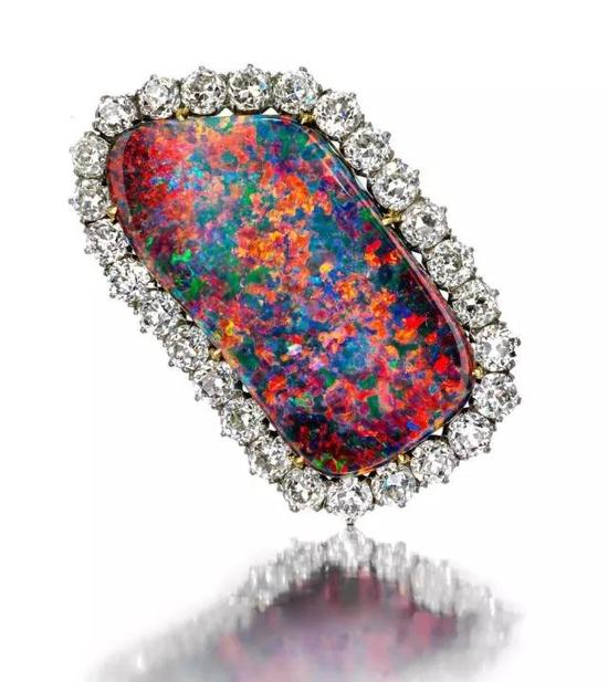 黑欧泊胸针，镶嵌一颗产自澳大利亚48.80ct的弧面切割黑欧泊