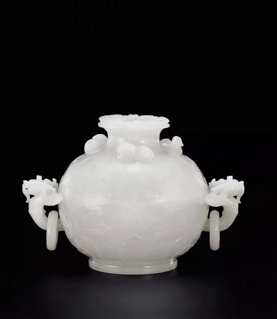 清乾隆 白玉莲纹三羊开泰五蝠纽奁 　　H：15 cm、A：22.3 cm