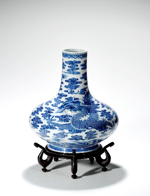 ▲2021西泠春拍 　　清乾隆·青花苍龙教子图荸荠瓶