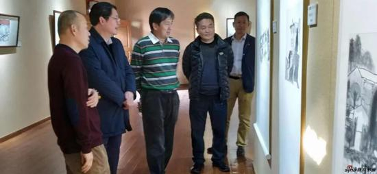 东莞市可园博物馆馆长赵长庆（右二）