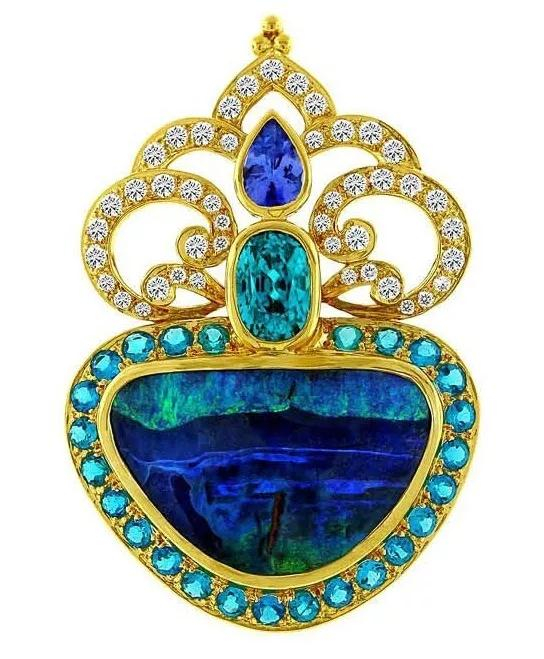 欧泊金质挂坠。镶嵌一颗22.30ct的黑欧泊，图案如同抽象画般隐晦。