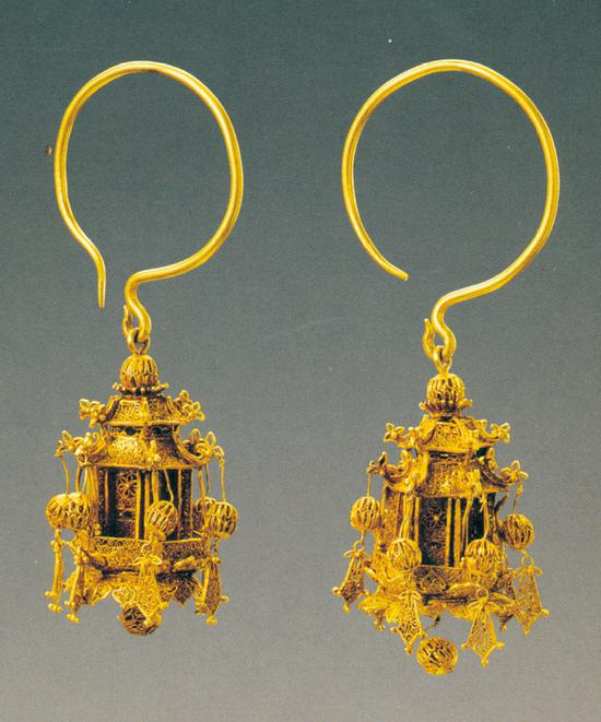 《累丝宫灯形金耳坠》 清 首都博物院藏
