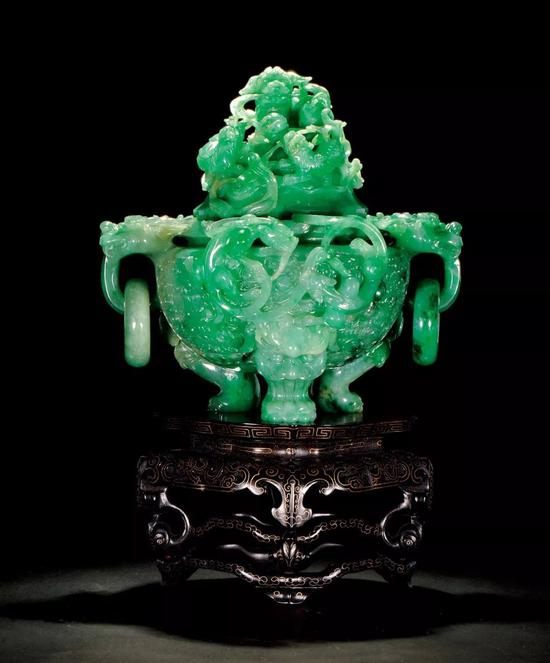 　　清 　翡翠狮钮双龙耳活环三足盖炉 　H：16 cm W：16.8 cm 带座H：24 cm 　成交价：RMB 7，590，000