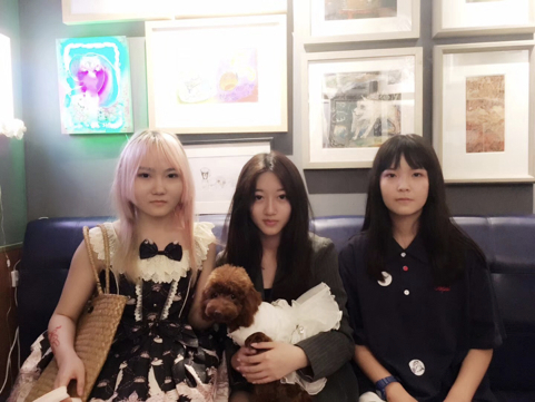 左起：留英艺术家镕孜，小艺术家高天行云、汤明阳 通过这次展览互相交流成为了朋友。