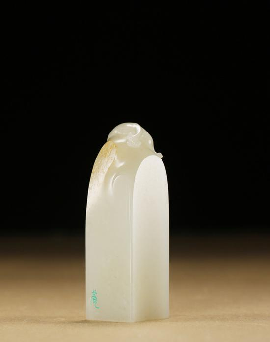 LOT2919 樊军民&nbsp;和田玉籽料螭龙方章 　　8.3×2.5×2.5cm 136g