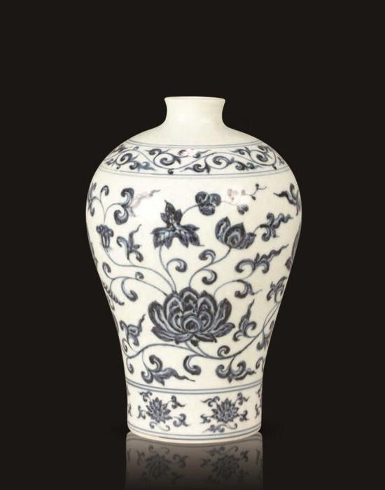 明永乐 青花缠枝莲梅瓶