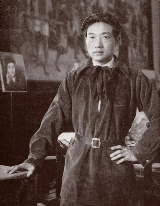 徐悲鸿30年代留影