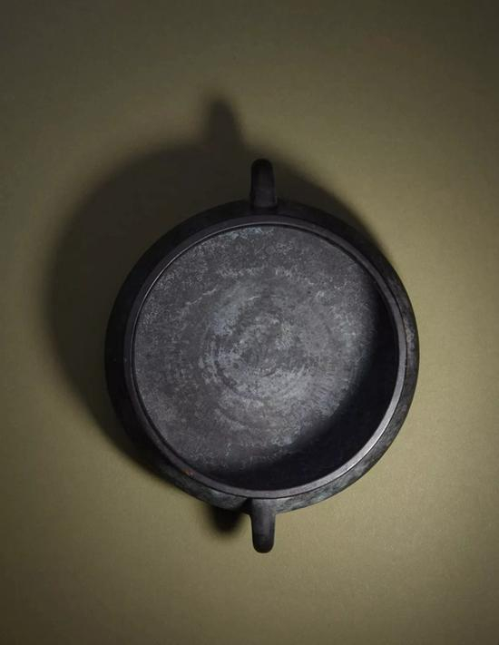 　　Lot 1152 　　明末清初 铜蚰耳炉 　　‘司古堂’款 　　H：5.2cm 　　D：10.7cm 　　W：1150g