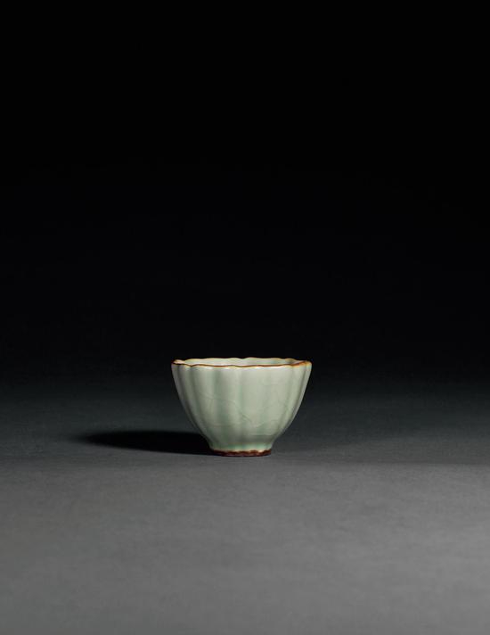 明成化&nbsp;仿宋青釉葵瓣形杯155.25万成交