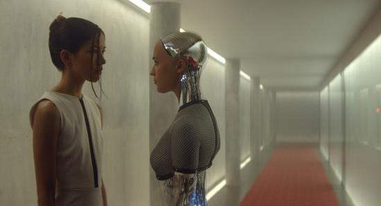 ▲ 电影《机械姬》（Ex Machina）中类人机器人与智能机器人