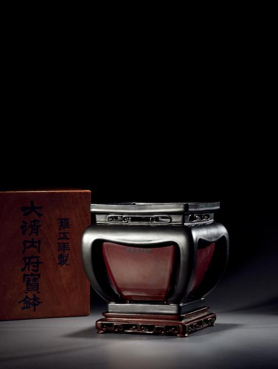 2018西泠秋拍&nbsp;清雍正·御制双色釉四足束腰带托泥四方几式花盆&nbsp;成交价：552万元