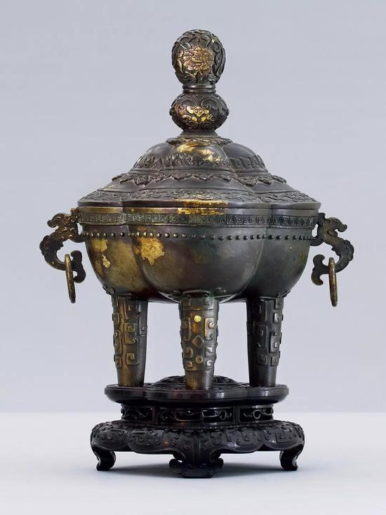 清乾隆 铜洒金摩羯耳四足盖炉 　H：22.6 cm 重2704 克 　成交价：RMB 1，955，000