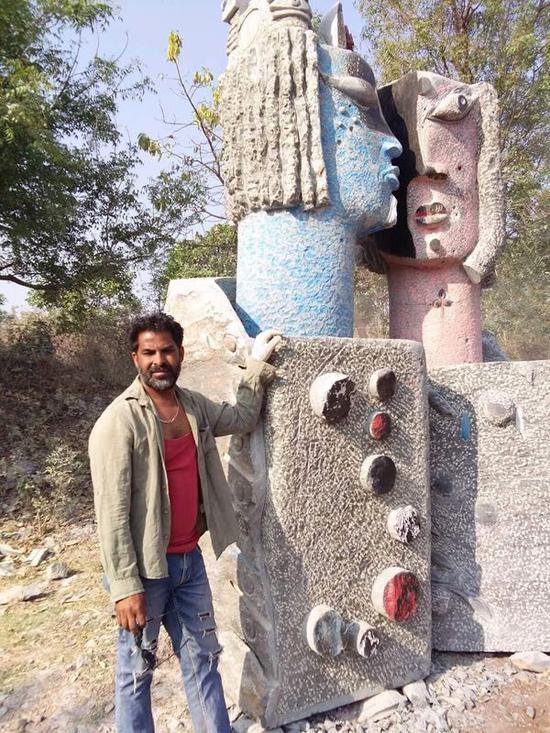 印度雕塑家chander parkash在作品前留影