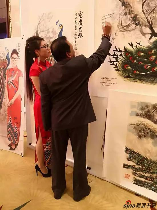 斯里兰卡国家人事部部长班达拉奈克先生在陈鸿孔雀作品上签字