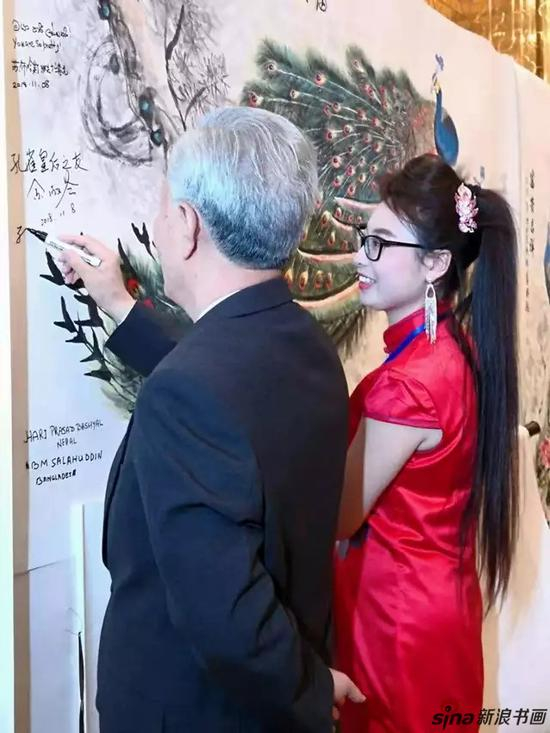 朱文泉司令在陈鸿孔雀作品题词，孔雀皇后陈鸿小友