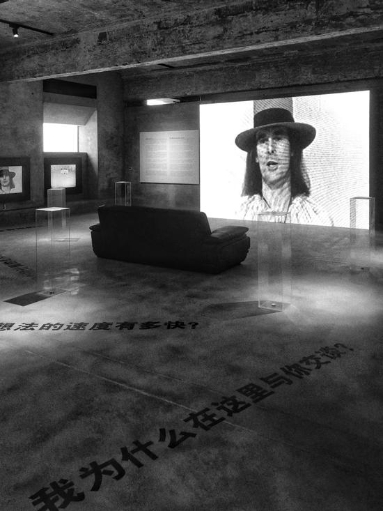 　　詹姆斯-李-贝耶斯（James Lee Byars）的传奇性观念作品《世界问题的中心》展览现场，山中天艺术中心（Wind H Art Center）开馆展“从屏幕到观念——50年的历史”，摄影：向振华