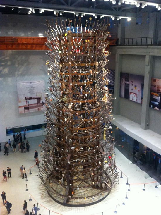 黄永砅《千手观音》，第九届上海双年展主题展镇馆作品，作品被北京红砖当代美术馆收藏