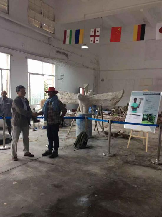 印度雕塑家chander parkash与好友合影