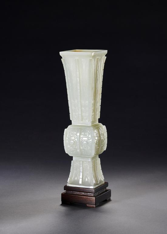　　清乾隆 白玉仿古饕餮纹出戟方觚 H19.5cm 　　来源：英国泽西岛伯爵旧藏；伦敦苏富比《泽西岛伯爵伉俪玉器典藏》专场