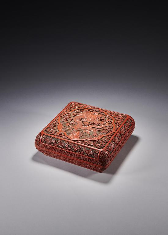 　　清乾隆 剔彩龙纹方形捧盒 H10.5cm；30×30cm 　　来源：台湾鸿禧美术馆 　　展览：物我观照 湖北省博物馆展览 2009年 　　出版：《物我观照——鸿禧美术馆藏雅趣目录》湖北美术出版社 2009年 LOT97
