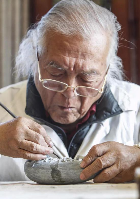 彭老师认真的工作照