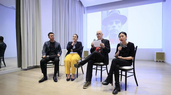 　　“人人都是艺术家——约瑟夫·博伊斯百年诞辰纪念活动”启动现场，从左至右：主持人“人人都是艺术家——约瑟夫·博伊斯百年诞辰纪念活动”项目总监、凤凰艺术主编王家北；德国驻华大使馆文化参赞米星辰（Yildiz Miller）；“人人都是艺术家——约瑟夫·博伊斯百年诞辰纪念活动”策划人、凤凰艺术联合创始人、总编辑、凤凰卫视领客文化副总裁肖戈；“人人都是艺术家——约瑟夫·博伊斯百年诞辰纪念活动策划人、红砖美术馆高级策展人、资深研究员乔纳斯·斯坦普（Jonas Stampe）