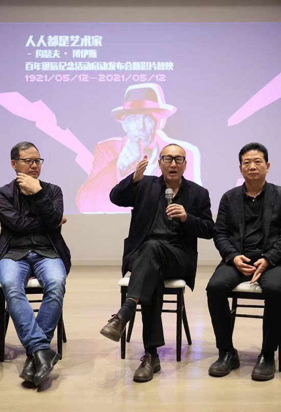 　　“人人都是艺术家——约瑟夫·博伊斯百年诞辰纪念活动”研讨会现场，从左到右：中央美术学院美术馆副馆长王春辰；国际艺术史学会主席、北京大学历史系教授朱青生；中央美术学院美术馆馆长张子康