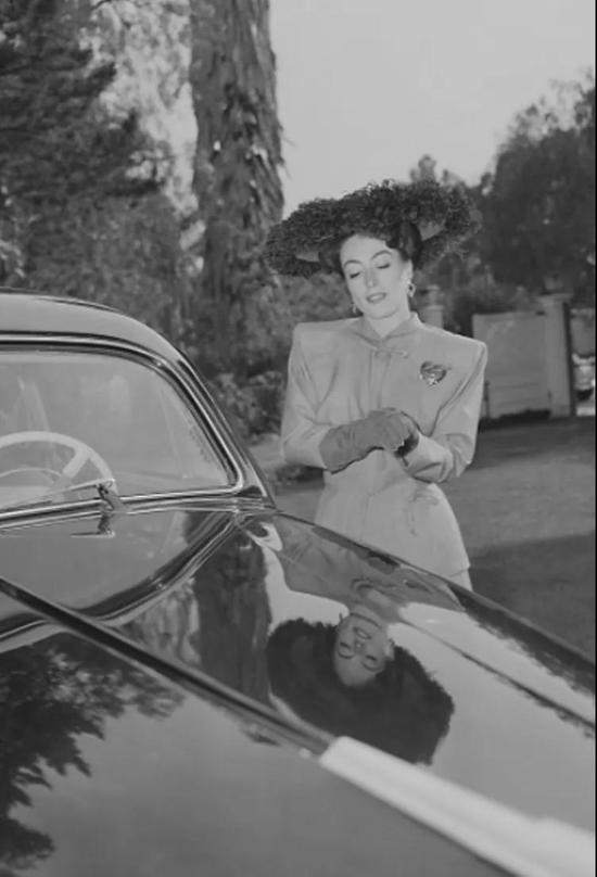 Joan Crawford穿戴红宝石心形胸针 　　1945年9月7日 　　照片：Bettmann