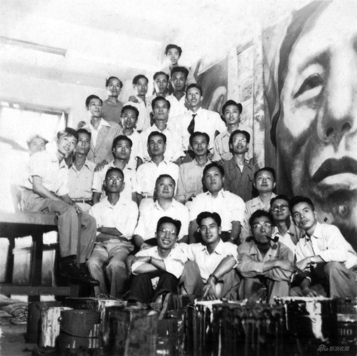 　　1949年10月25日，留港美术工作者在完成毛主席巨像后留影之一：作家于逢（前排左一）、梁朝佐（前排左三）关山月（前排右一），黄永玉（二排左一）、张光宇（二排左三）、黄茅（二排左四）、张正宇（二排左五）、廖冰兄（三排右一）、杨秋人（三排右二）、叶绿野（三排右三）、梁永泰（四排左一）、阳太阳（四排左三）、王琦（四排左四）、杨万秋（四排左五），杨秋人旧藏