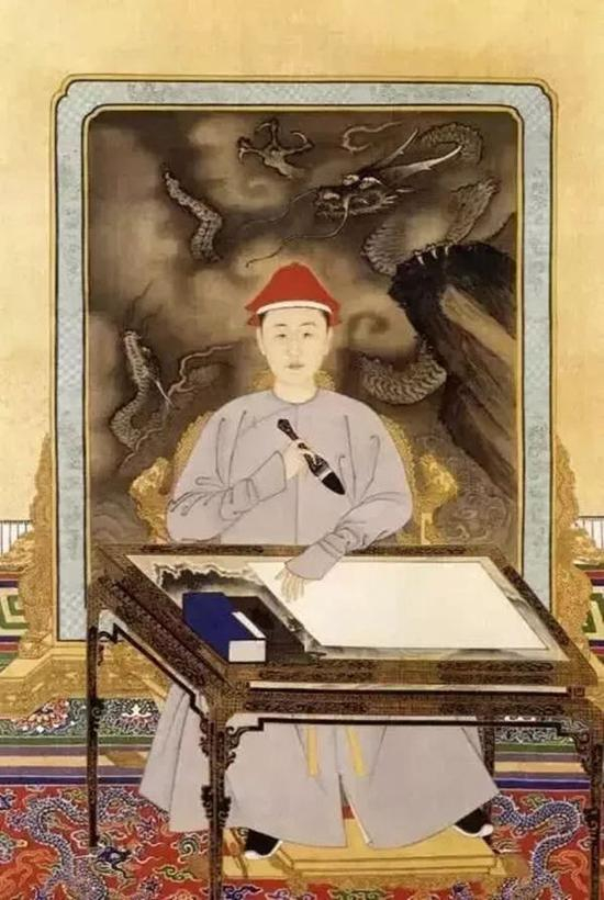 清人画《康熙便服写字像》（故宫博物院藏）中，康熙皇帝所用之砚是清初常见的淌池素砚。