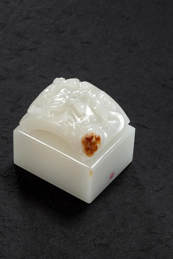 　　玉籽料如意龙凤覆瓦钮印章 　　 　　作者：葛洪 　　 　　6.2×5.9×5.0cm 395g 　　 　　款识：纤