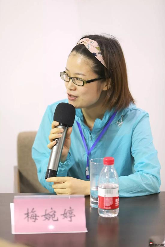参展画家梅婉婷女士发言