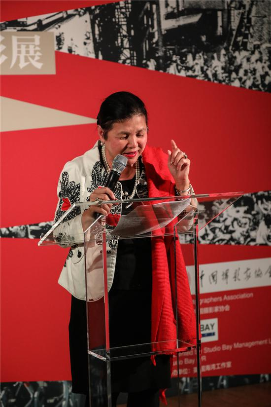 女王副官黎美婵女士发表讲话