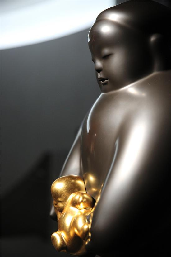 入世 Entering the World 35.5x36x80.5cm 铜雕 Bronze 2007