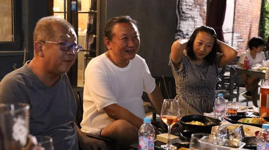 左起著名的作家、导演：张弛、收藏家楼有朋先生（张伯驹的外孙，张伯驹是民国时期著名的鉴赏家，曾经捐赠了很多艺术品到故宫）