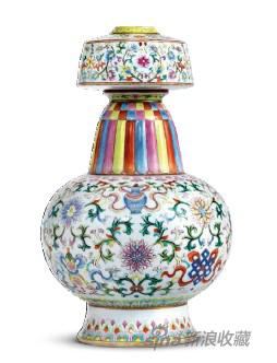 清乾隆 　　粉彩八吉祥贲巴瓶 　　“大清乾隆年制”六字三行篆书款，乾隆本朝 　　高25.5 cm 清乾隆