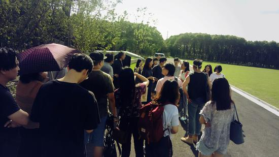 “边跑边艺术”团队在宝山水源涵养林大草坪，摄影：老羊